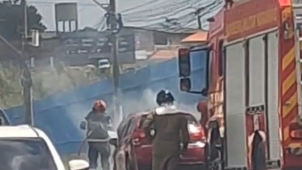 Bombeiros combatem incendio em carro no complexo do Castelao