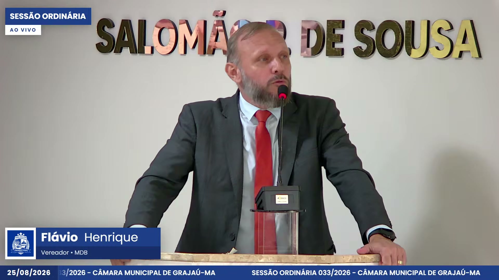 O vereador Flávio Henrique na tribuna, durante a sessão de 25/08/2026.