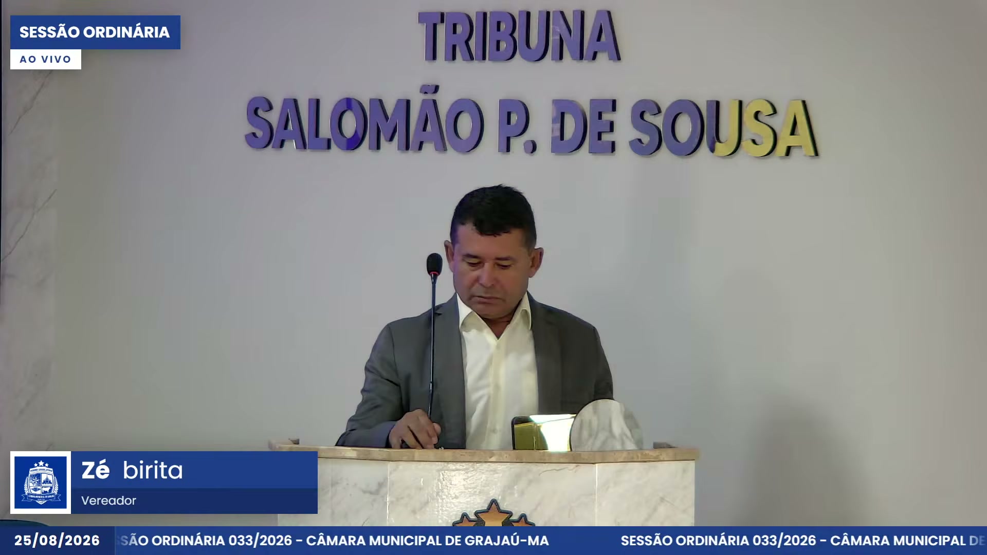 O vereador Zé Birita discursa na tribuna da Câmara de Grajaú.