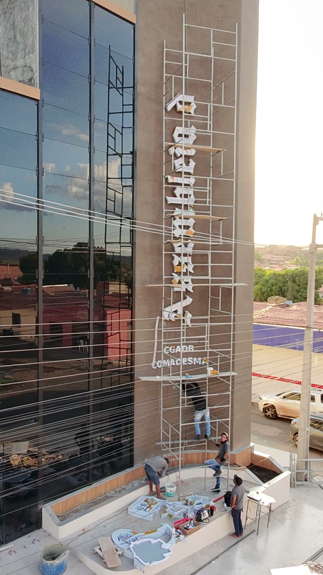 A fachada do templo, com o novo letreiro, vista de drone