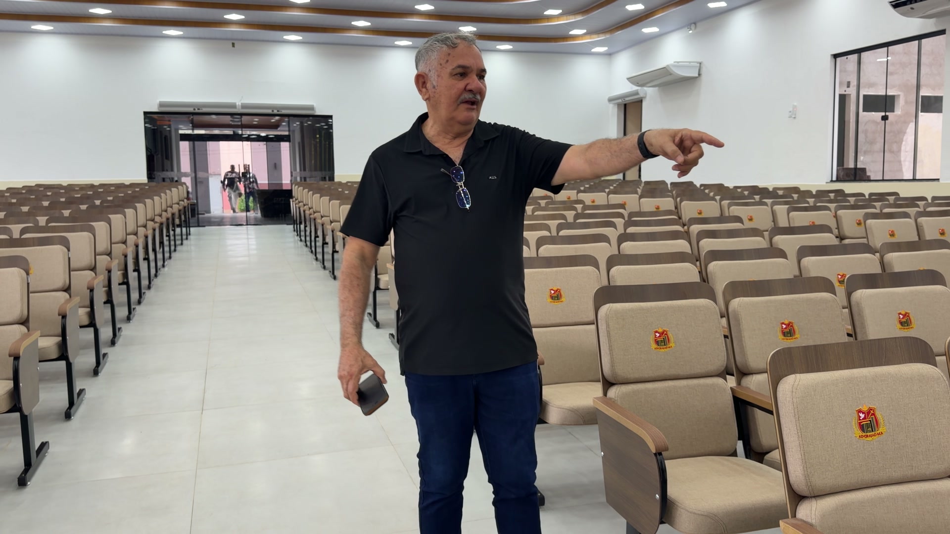 Pastor Genário mostra o templo pronto para a reinauguração