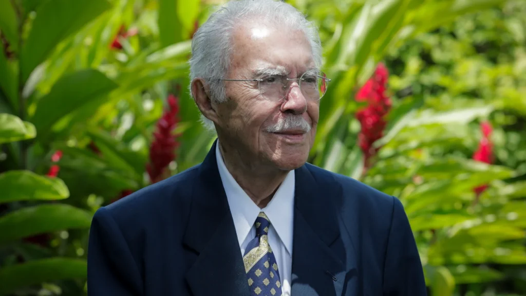 José Sarney deixa hospital em São Paulo após tratamento de pneumonia