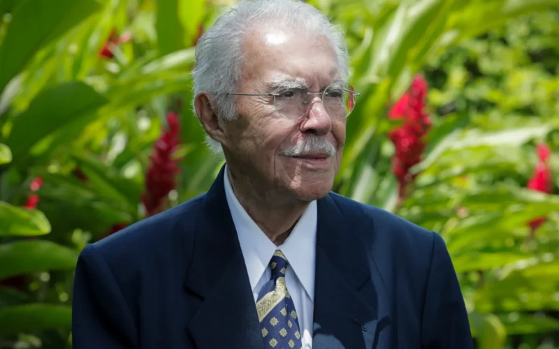 José Sarney deixa hospital em São Paulo após tratamento de pneumonia