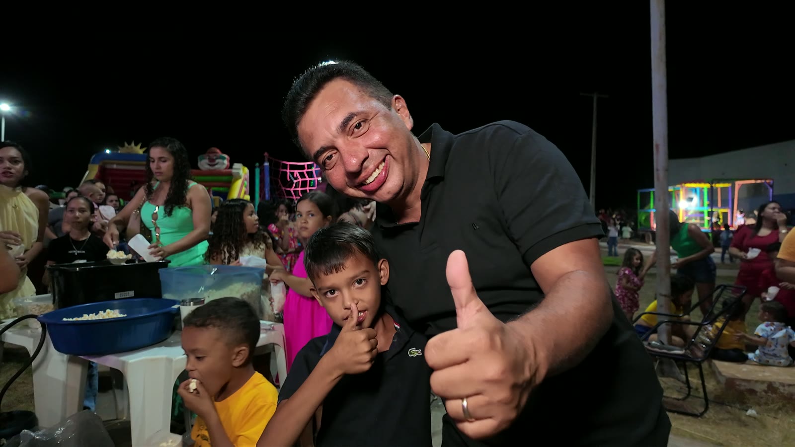 O prefeito Junior do Posto com as crianças na festa