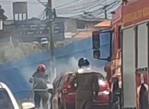 Bombeiros combatem incendio em carro no complexo do Castelao