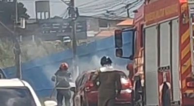 Bombeiros combatem incendio em carro no complexo do Castelao
